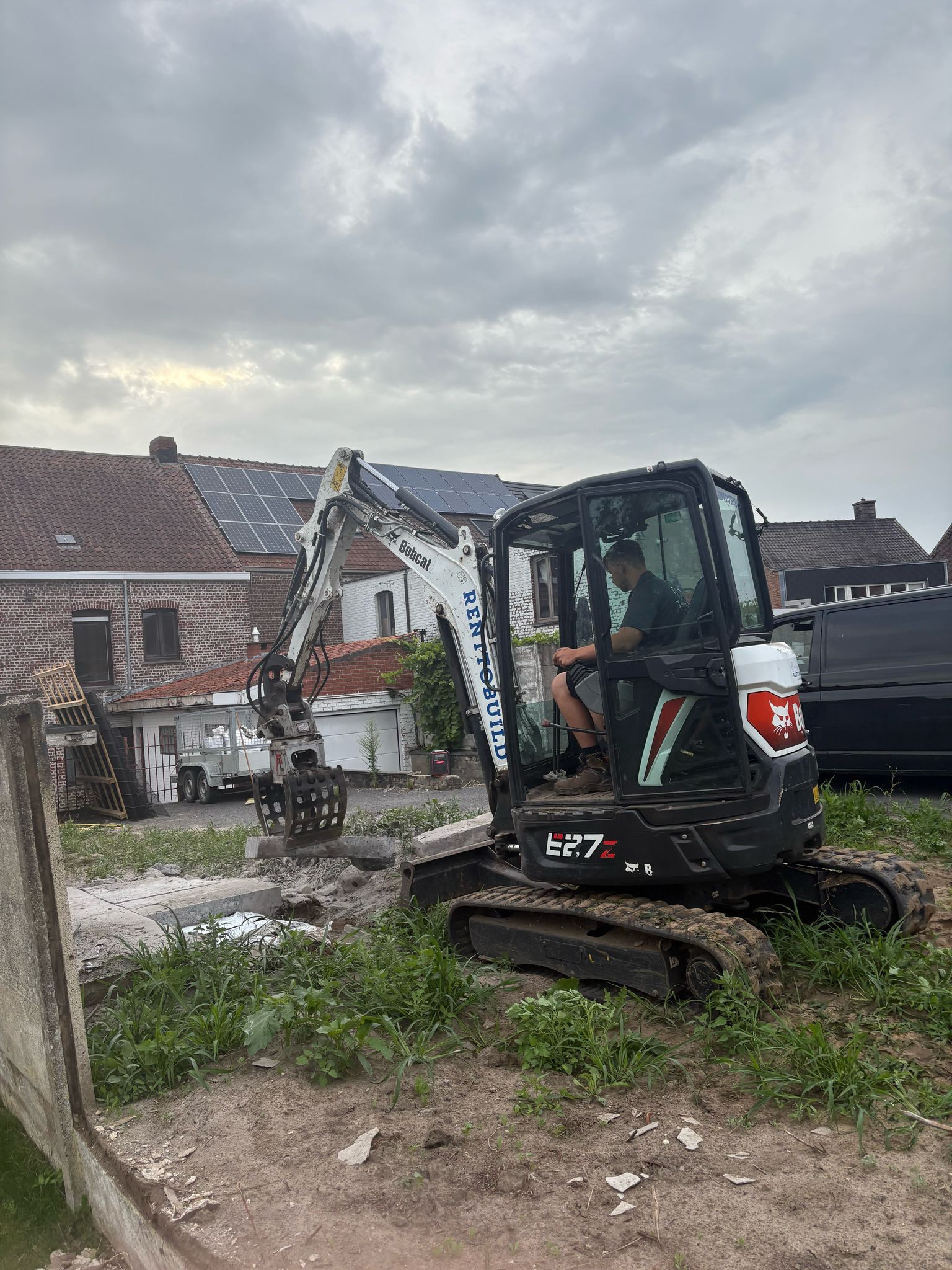 Afbraak van de oude omheining en klaarmaken van het terrein